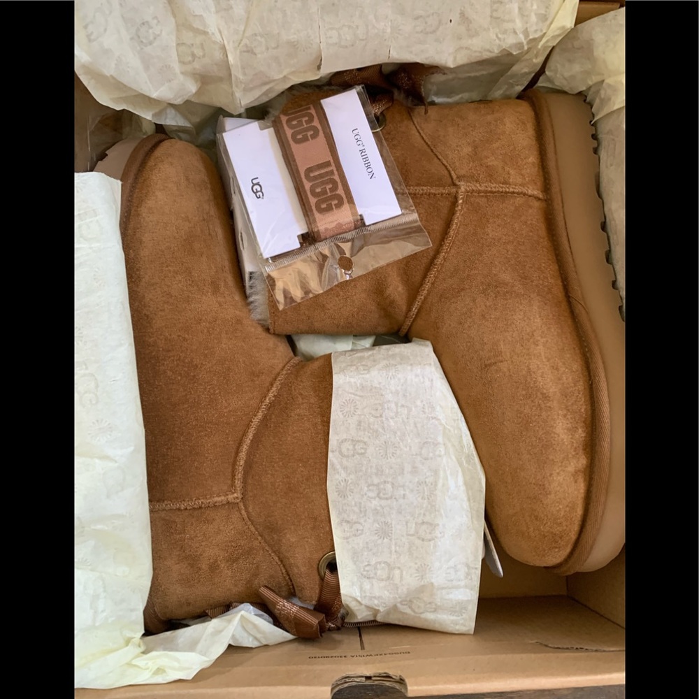 UGGS Bailey customizable ribbon short chestnut size 10. Brand new in the box.